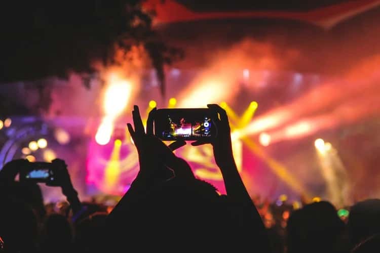 The Phenomena Behind Popular Memes: How Ranking Algorithms Are Making Only Some Posts Richer