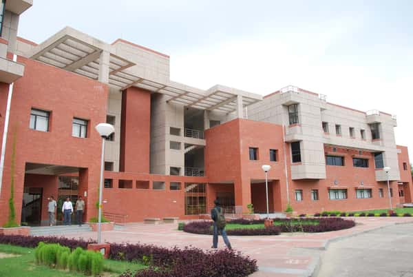 IIT Kanpur to Invest in AI, Quantum Computing and Semiconductors Through $1 Bn Campaign